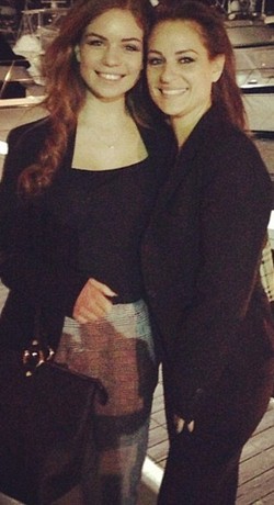 Terpaut Usia 23 Tahun, Wanita Ini Seperti Kembar dengan Anaknya