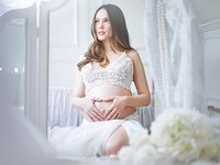 Pretty Mom... Cathy Sharon Tampil Elegan di Foto Kehamilan