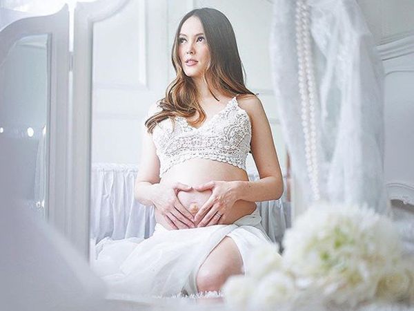 Pretty Mom... Cathy Sharon Tampil Elegan di Foto Kehamilan