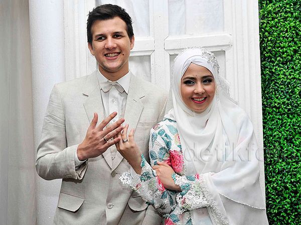 Momen-momen Bahagia Risty Tagor dan Stuart Collin