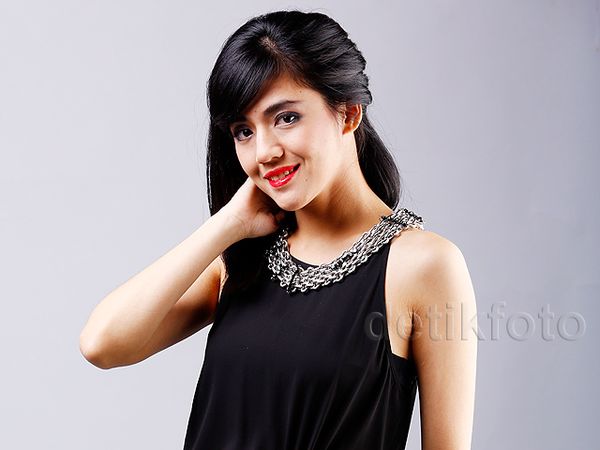 DJ Una, si Manis di Balik Turntable DJ Una, si Manis di Balik Turntable