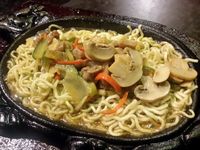 Sluurp, Gurih Hangat Indomie Blackpepper dan Nasi Oseng Mercon yang Sedap