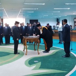 Mirza Dilantik Jadi Anggota Dewan Komisioner OJK Gantikan Halim