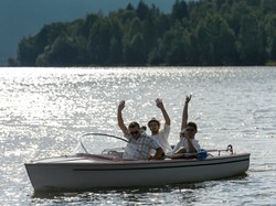 5 Barang Wajib Bawa Saat Island Hopping