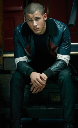 Nick Jonas Lebih Suka Hanya Pakai Celana Dalam Saat di Rumah