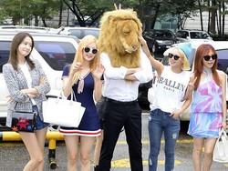 Berangkat ke Music Bank, SNSD Gandeng Singa Berbadan Kekar