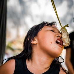 Makan Kerupuk