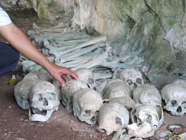 Menengok Puluhan Tengkorak Berbaris Rapi di Gua Totambatu