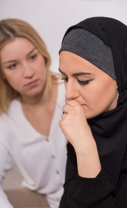 Wanita Ini Ditolak Naik Taksi Online karena Berhijab