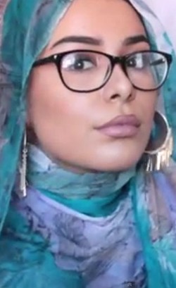 Kreasi Jilbab dengan Anting untuk Wanita Berkacamata ala Hijabers Brazil