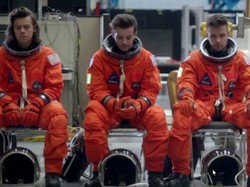 One Direction Jadi Astronaut Keren di Video Klip Drag Me Down
