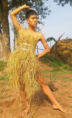 Foto: Pria Bergaun Jerami Hingga Kurungan Ayam yang Heboh di Media Sosial