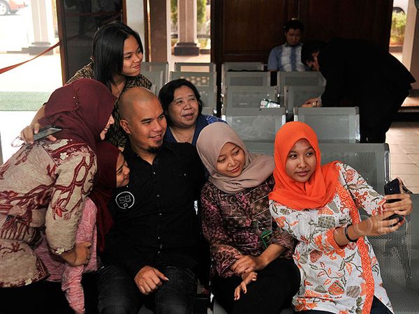 Sambangi PN Jaksel, Ahmad Dhani Diserbu untuk Selfie