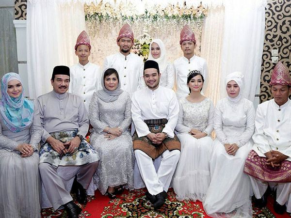 Ini Foto-foto Tya Arifin Dilamar Bangsawan Malaysia