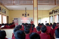 Salah satu sesi penyuluhan di sebuah sekolah. Program ini dilakukan Bali United bersama Yayasan Cinta Anak Bangsa (YCAB), yang merupakan mitra mereka yang akan terus mendukung aspek tanggung jawab sosial klub kebanggaan warga Bali tersebut.