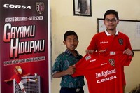 Head of Brand Activation Bali United, Amal Ganesha, bersama seorang peserta.