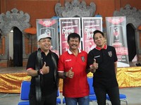 Pelatih Indra Sjafri bersama pihak Bali United dan Yayasan Cinta Anak Bangsa (YCAB) Foundation.