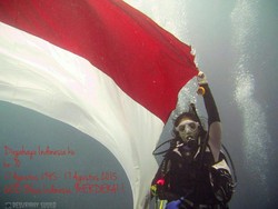 Merayakan Kemerdekaan dari Dalam Laut Tulamben Bali