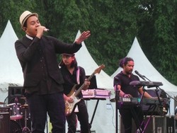 Tampil Intim, Tulus Membaur ke Tengah Penonton di Freedom Fest