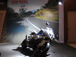 Ayo, Rebah Bareng Motor BMW S 1000 RR Layaknya Tom Cruise