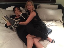 Pose Nakal Lucu-lucuan Kris Jenner dan Jennifer Lawrence di Ranjang