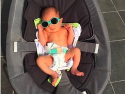 Gemes! Raffi Unggah Foto Rafathar Berjemur Pakai Kacamata Hitam