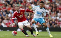 Wayne Rooney berusaha melewati Aleksandar Mitrovic dalam pertandingan yang dihelat di Old Trafford, Sabtu (22/8/2015) malam WIB. Andrew Yates/Reuters/detikFoto.