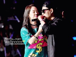 Cup! Song Ji Hyo Kecup Sayang Pipi Kang Gary