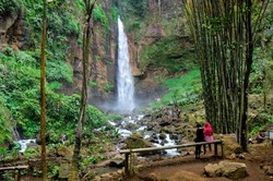 Menikmati Segarnya Air Terjun Kapas Biru di Lumajang