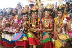 Dipingit 4 Hari, 500 Gadis Cantik Tampil di Festival Buton
