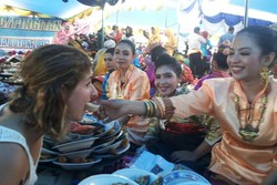 Pekande-kandea, Serunya Turis & Warga Buton Makan Bersama