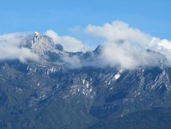 Puncak Carstensz, Kisah Batu yang Terlarang