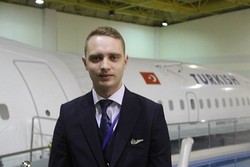Kisah Pria Ganteng yang Lahir di Pesawat & Jadi Pramugara Turkish Airlines
