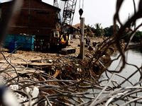 Tiang Pancang Turap Mulai Dipasang di Kampung Pulo