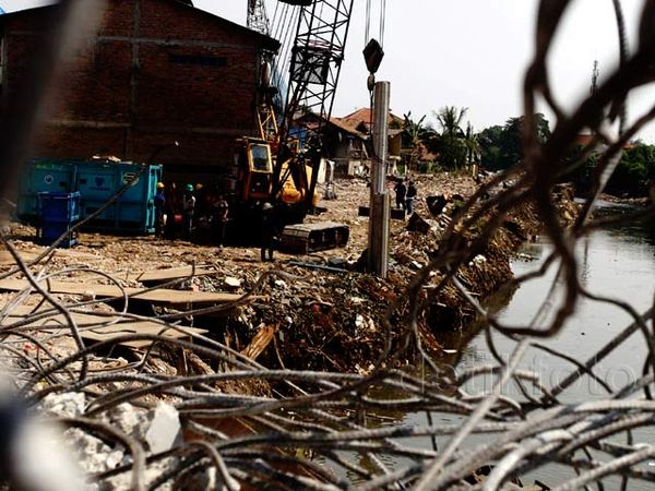 Tiang Pancang Turap Mulai Dipasang di Kampung Pulo