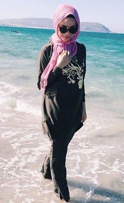 Foto: Tampil Stylish Saat ke Pantai ala Hijabers Swedia, Meriem