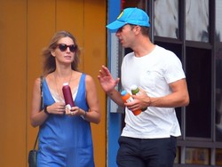 Dikabarkan Pacari J-Law, Chris Martin Kepergok Bareng Cewek Pirang di Hotel