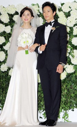 Korean Style: Cantiknya Selebriti Korea dalam Balutan Gaun Pengantin