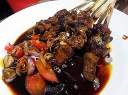 Sate Sambas: Gurih Empuk Sate Kulit Ayam dan Sate Kambing di Taman Sambas