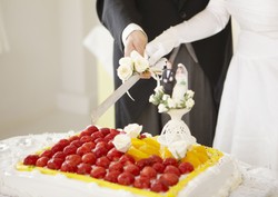 Pasangan Ini Rayakan Ultah Pernikahan dengan Makan Wedding Cake Berumur 60 Tahun