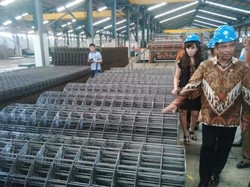 Menperin Blusukan ke Pabrik Bahan Bangunan di Gresik