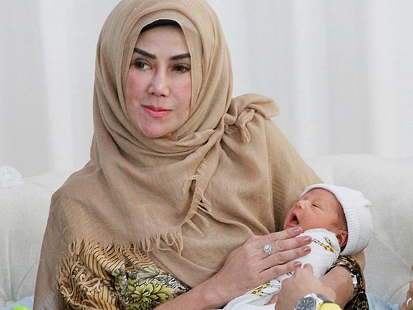 Bahagianya Ibunda Raffi dan Nagita Gendong Cucu Tercinta