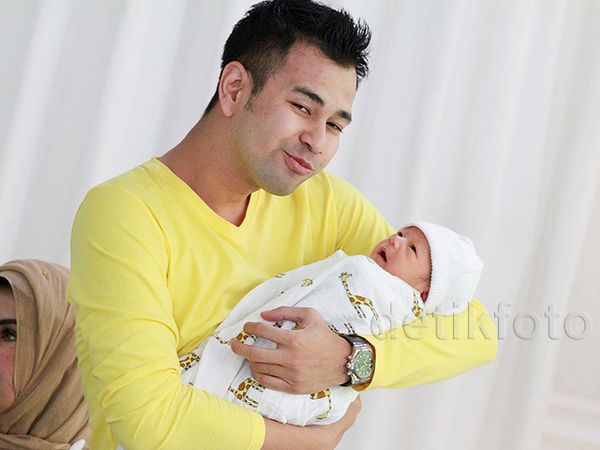 Gendong Rafathar, Raffi Ahmad Happy Banget