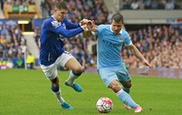 Duel Everton dengan City di Goodison Park, Minggu (23/8/2015) malam WIB berjalan sengit dengan kedua tim gantian melancarkan serangan. Reuters/Jason Cairnduff.