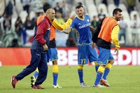 Sementara buruk dalam penyelesaian akhir, Juve juga lengah mengantisipasi serangan Udinese sehingga kebobolan. Gol Udinese di menit ke-78 merupakan buah kelengahan Stephan Lichtsteiner dan Roberto Pereyra mengantisipasi pergerakan Cyril Thereau, yang kemudian menceploskan bola dari jarak dekat. REUTERS/Giampiero Sposito.