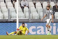 Dengan hasil ini, Juve harus merelakan tiga poinnya direbut Udinese dan sementara berada di posisi buncit. Sedangkan Udinese ada di peringkat dua, di belakang Lazio. REUTERS/Giampiero Sposito.