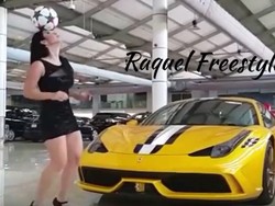 Model Cantik Pamer Juggling Bola Pakai Hak Tinggi Dekat Ferrari Kuning