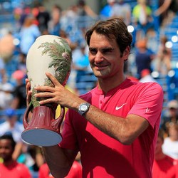 Federer Pertahankan Gelar Usai Kalahkan Djokovic di Final