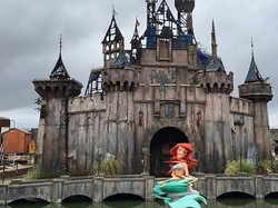 Ribuan Pengunjung Rela Antre Masuk ke Pameran Dismaland ala Banksy
