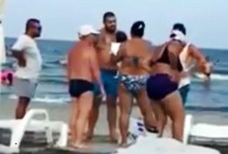 Gila! Nenek Dipukul Preman Saat Liburan di Rumania